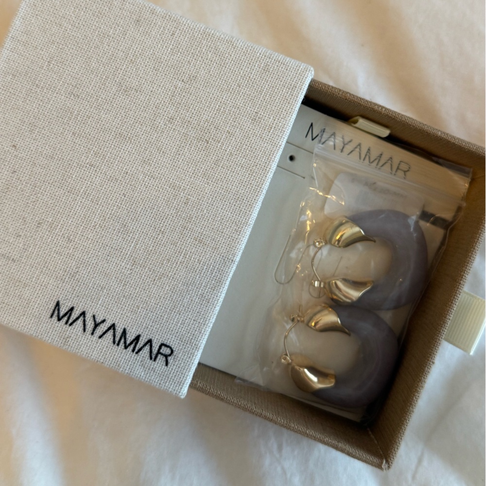 New in box MAYAMAR resign Elegant Gold and Gray Hoop Earrings - Picture 3 of 4